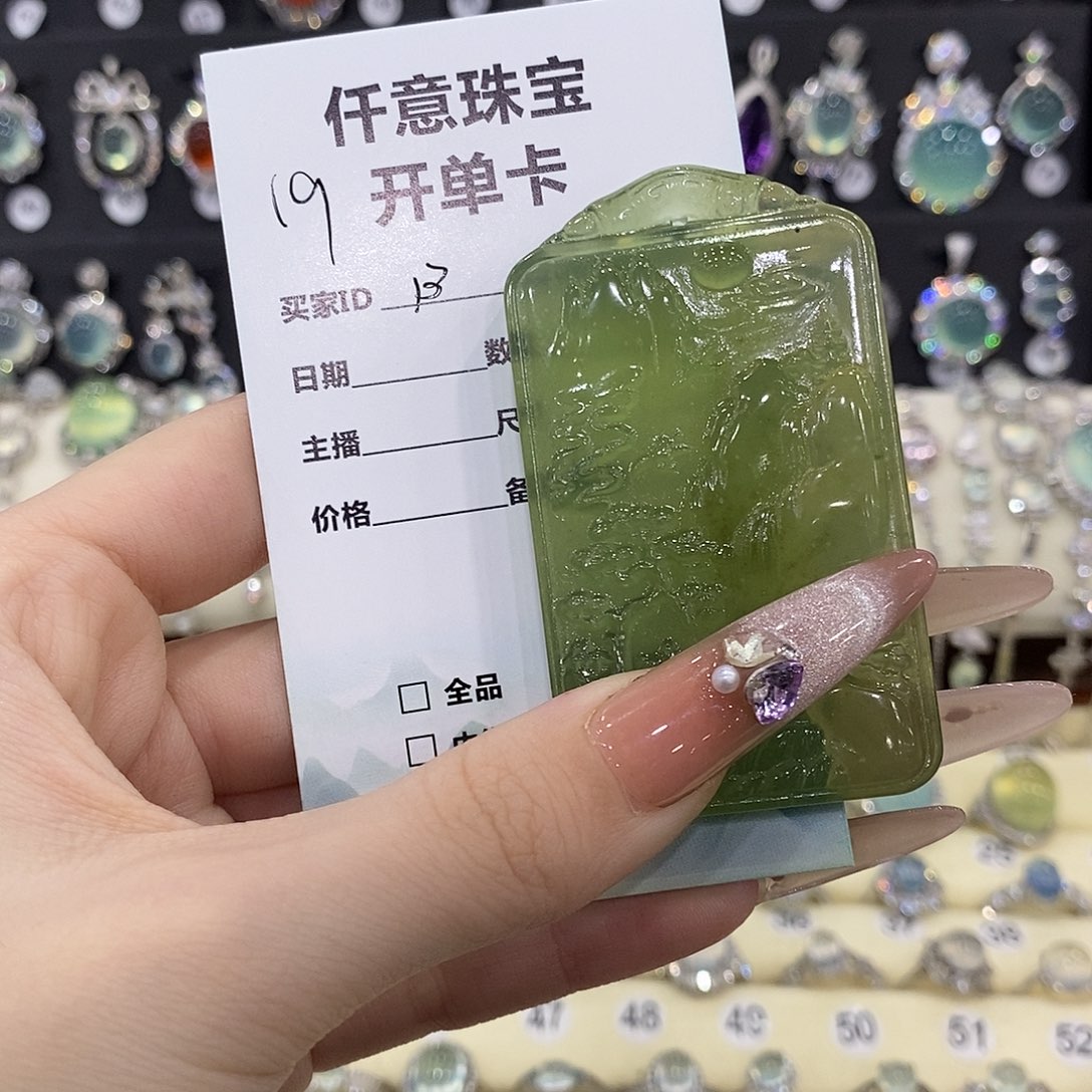 B***。蛇纹石玉未镶嵌颈饰