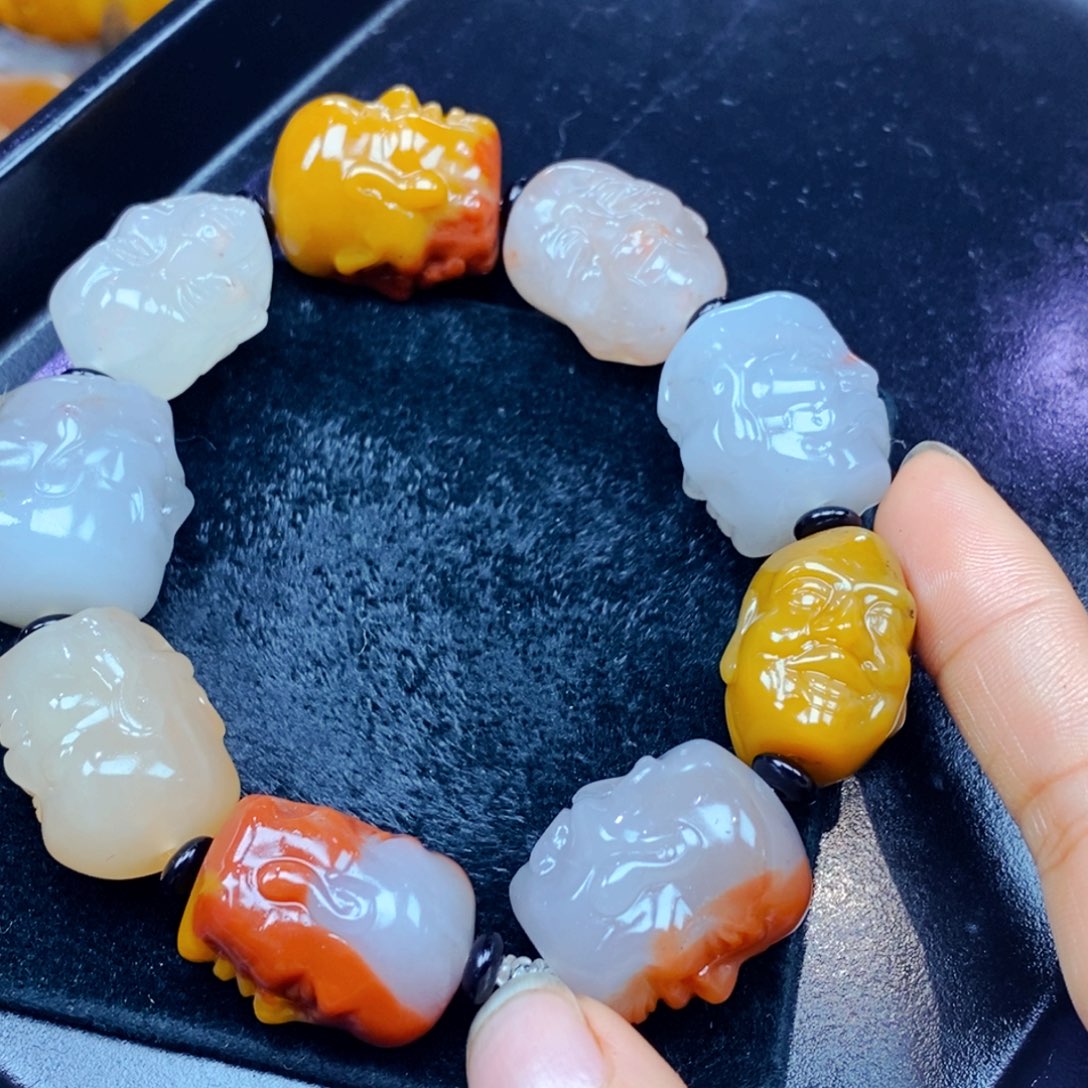 未镶嵌石英质玉（黄龙玉）颈饰