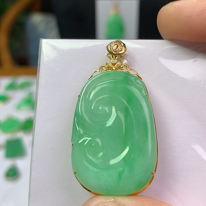 翡翠18K金镶嵌颈饰