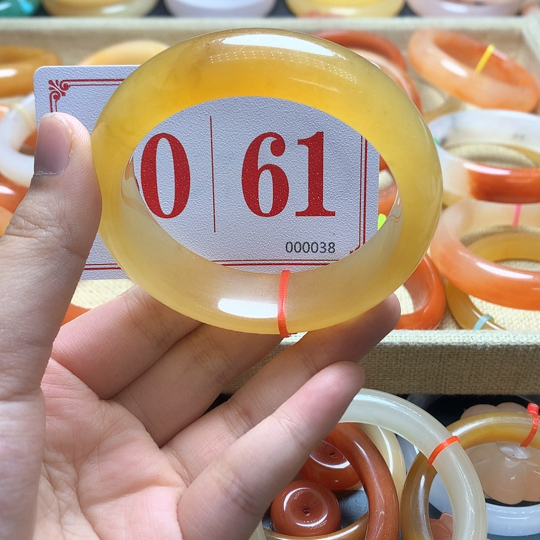 未镶嵌石英质玉（黄龙玉）手镯爱***烫