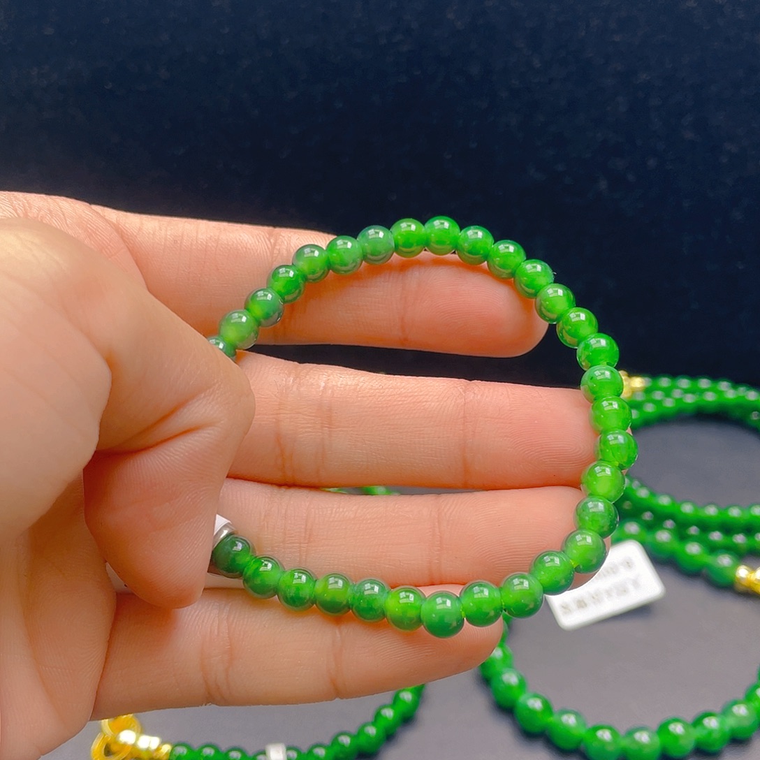 翡翠未镶嵌颈饰        