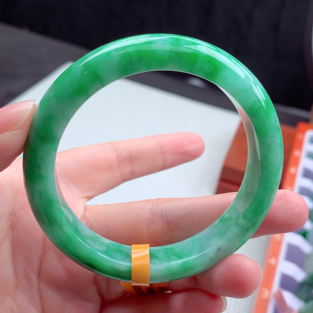 翡翠手镯未镶嵌翡翠