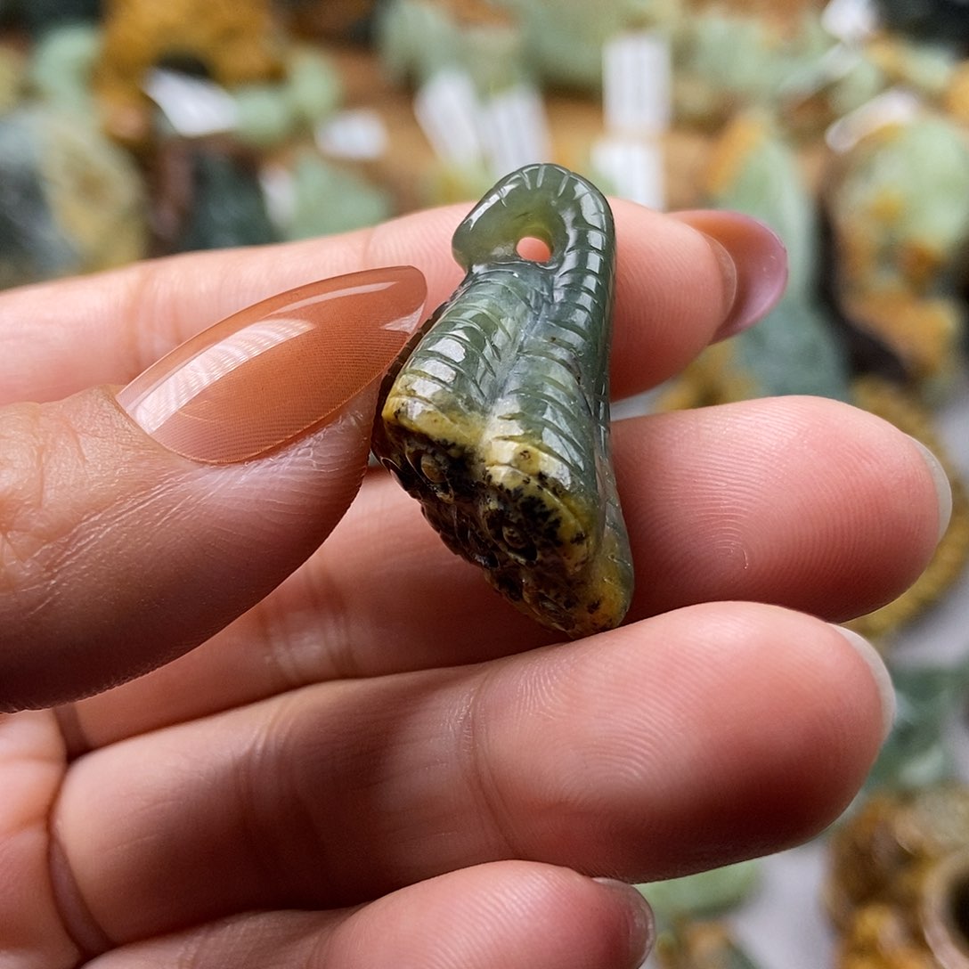 岫岩河磨玉（透闪石质玉）挂坠未镶嵌