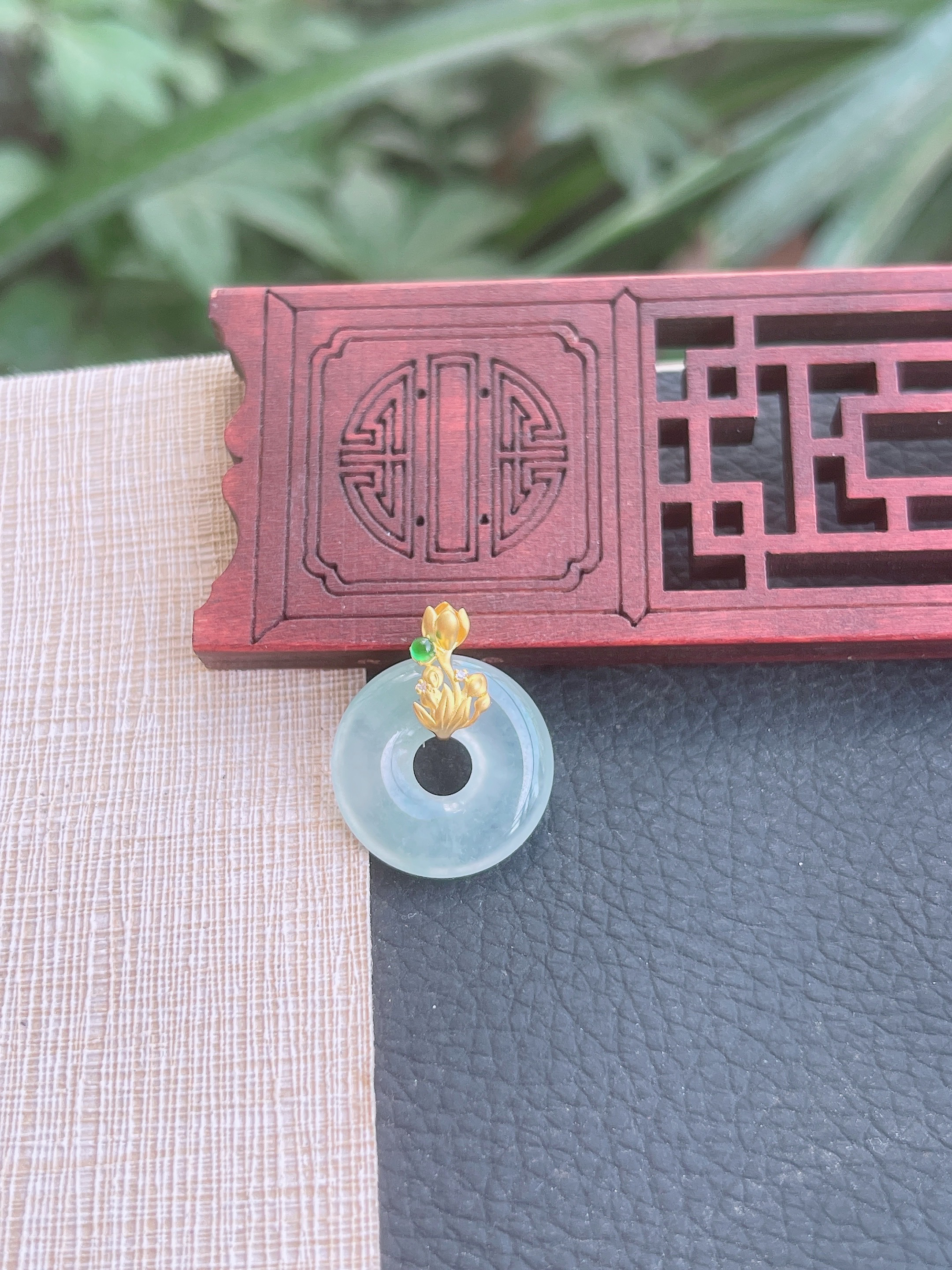 天然缅甸A货翡翠.冰胶感起滢光甜绿底甜甜圈吊坠.尺寸18.7-4.3