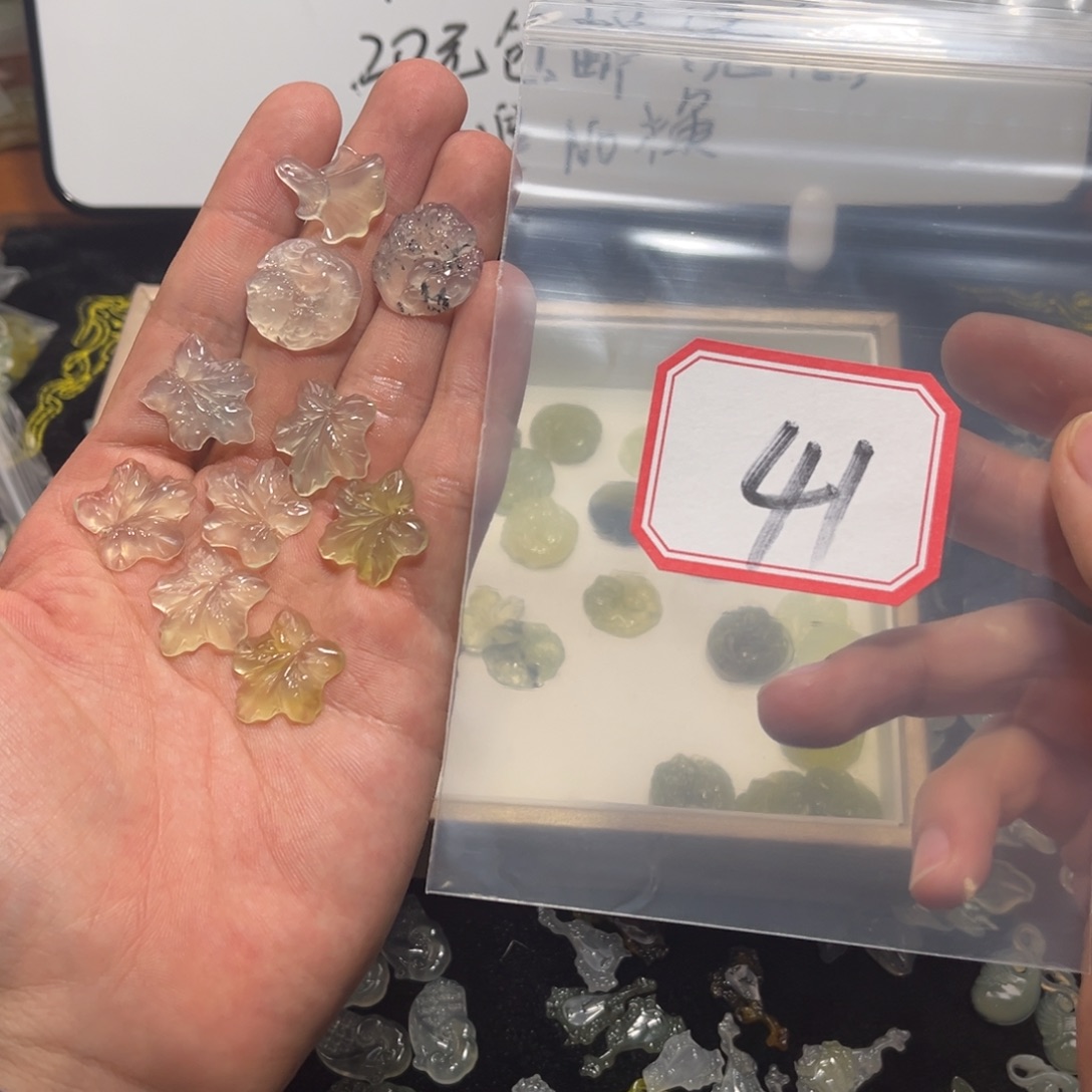 衔***于蛇纹石玉合金颈饰