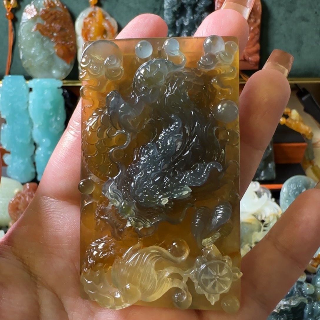 闲***趣岫玉未镶嵌颈饰龙