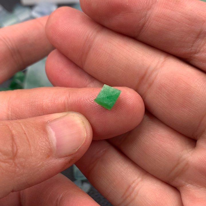 定制翡翠未镶嵌材料定制