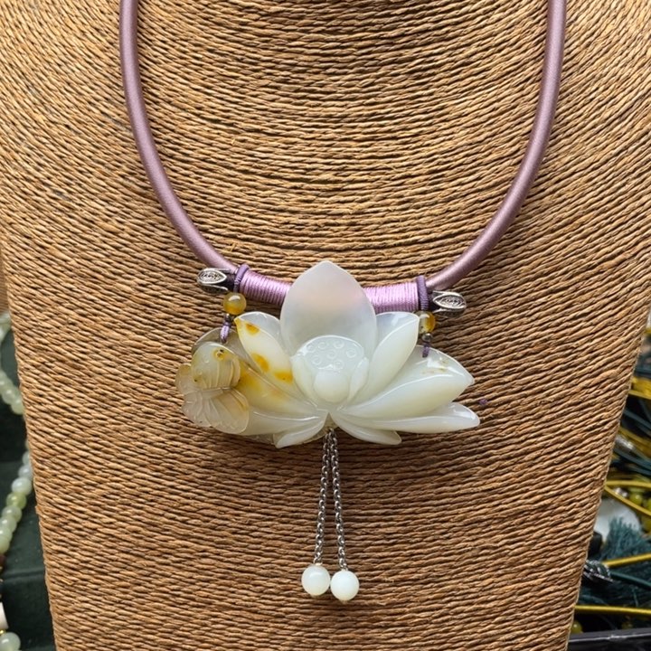 蛇纹石玉吊坠合金