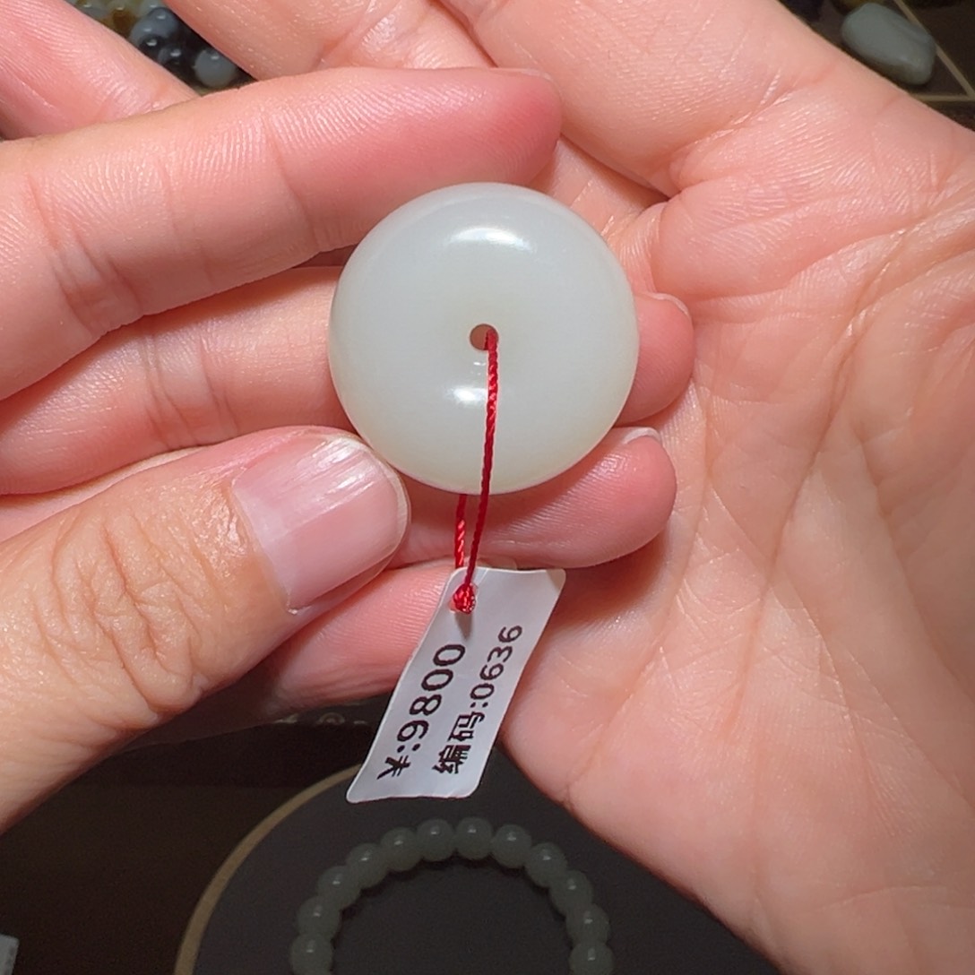 和田玉颈饰未镶嵌在****皮