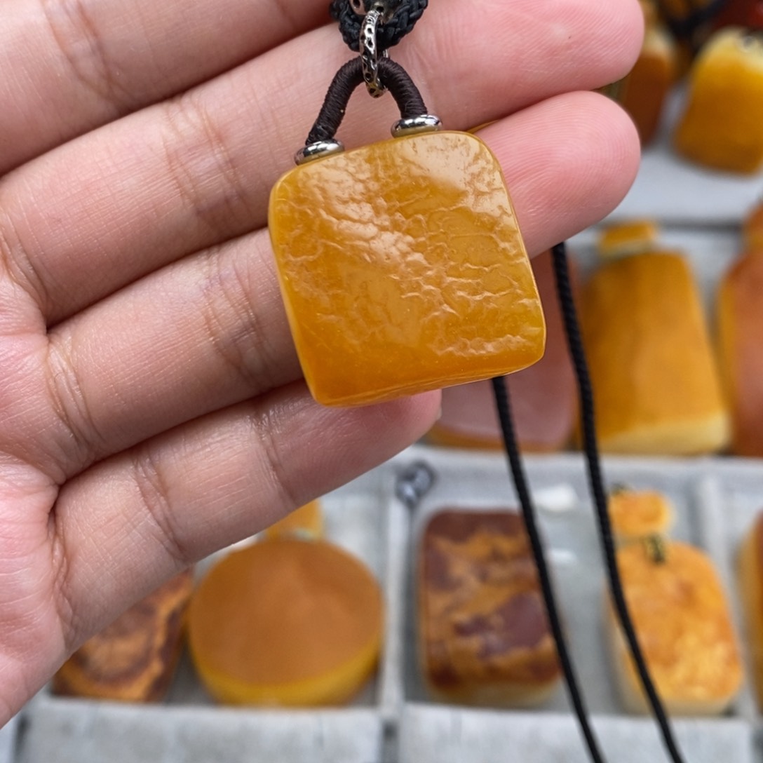 琥珀吊坠(赠链)未镶嵌