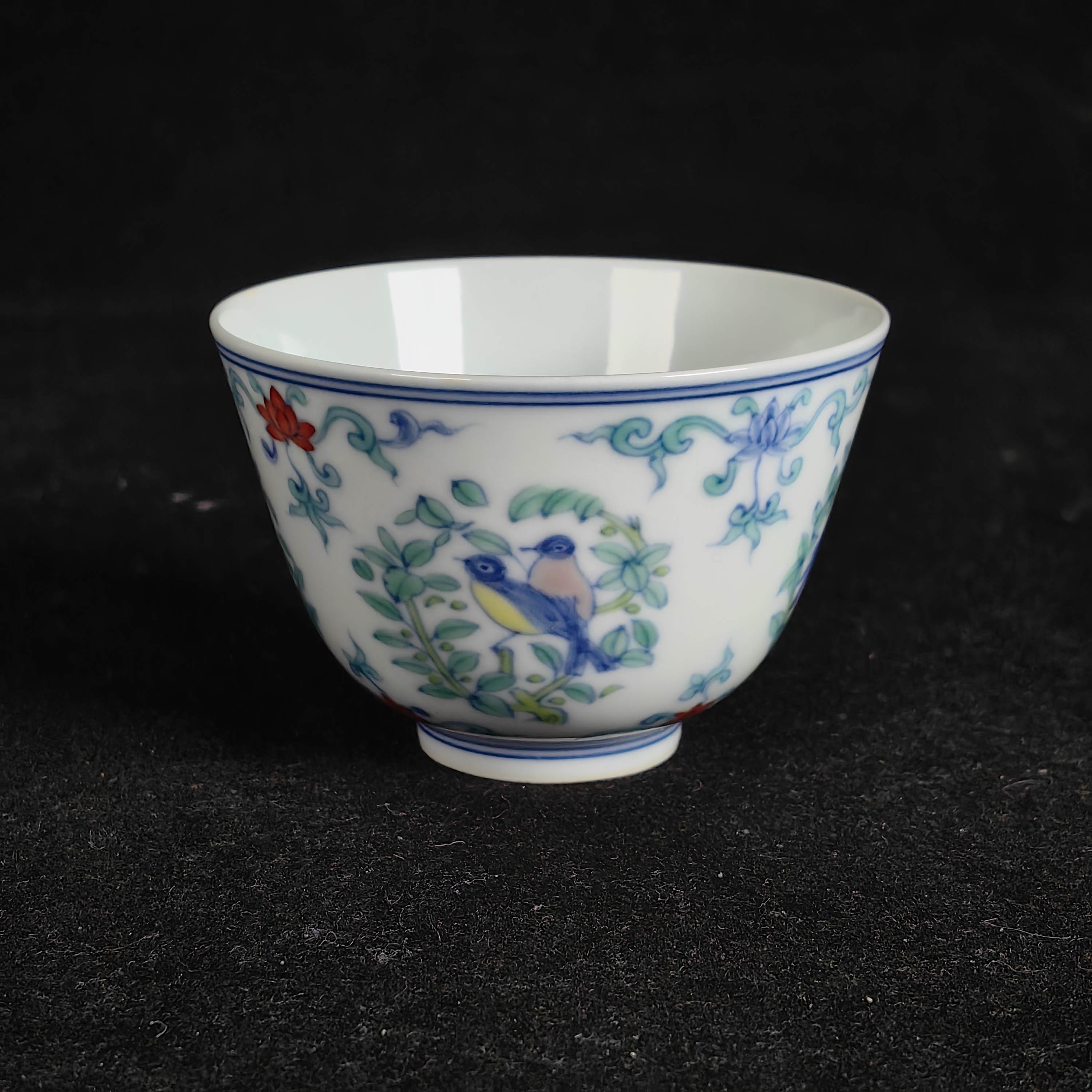 斗彩缠枝团花鸟纹杯