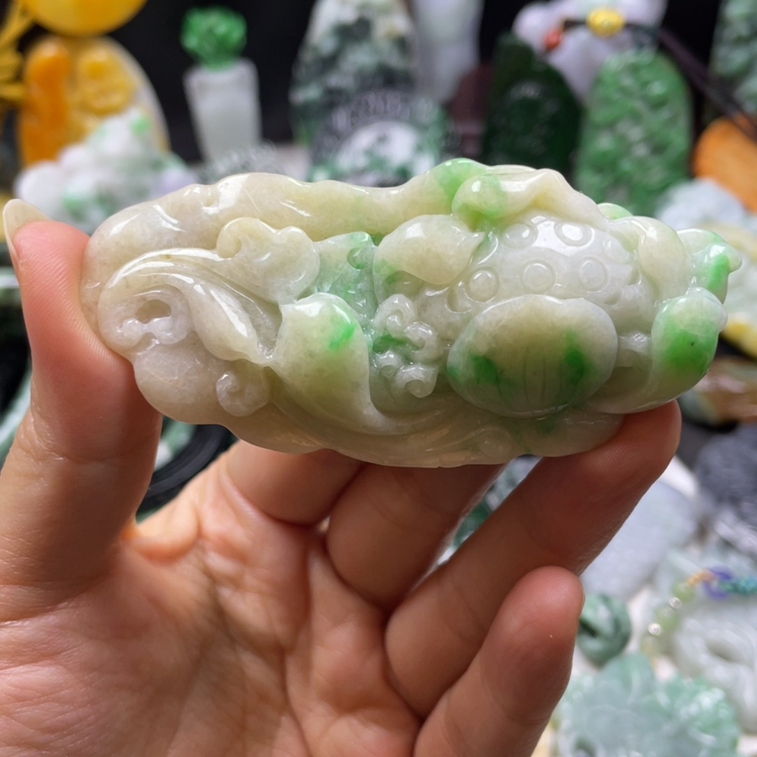 翡翠颈饰未镶嵌嗨**狸牌子