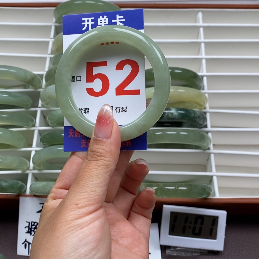 岫玉手镯未镶嵌我