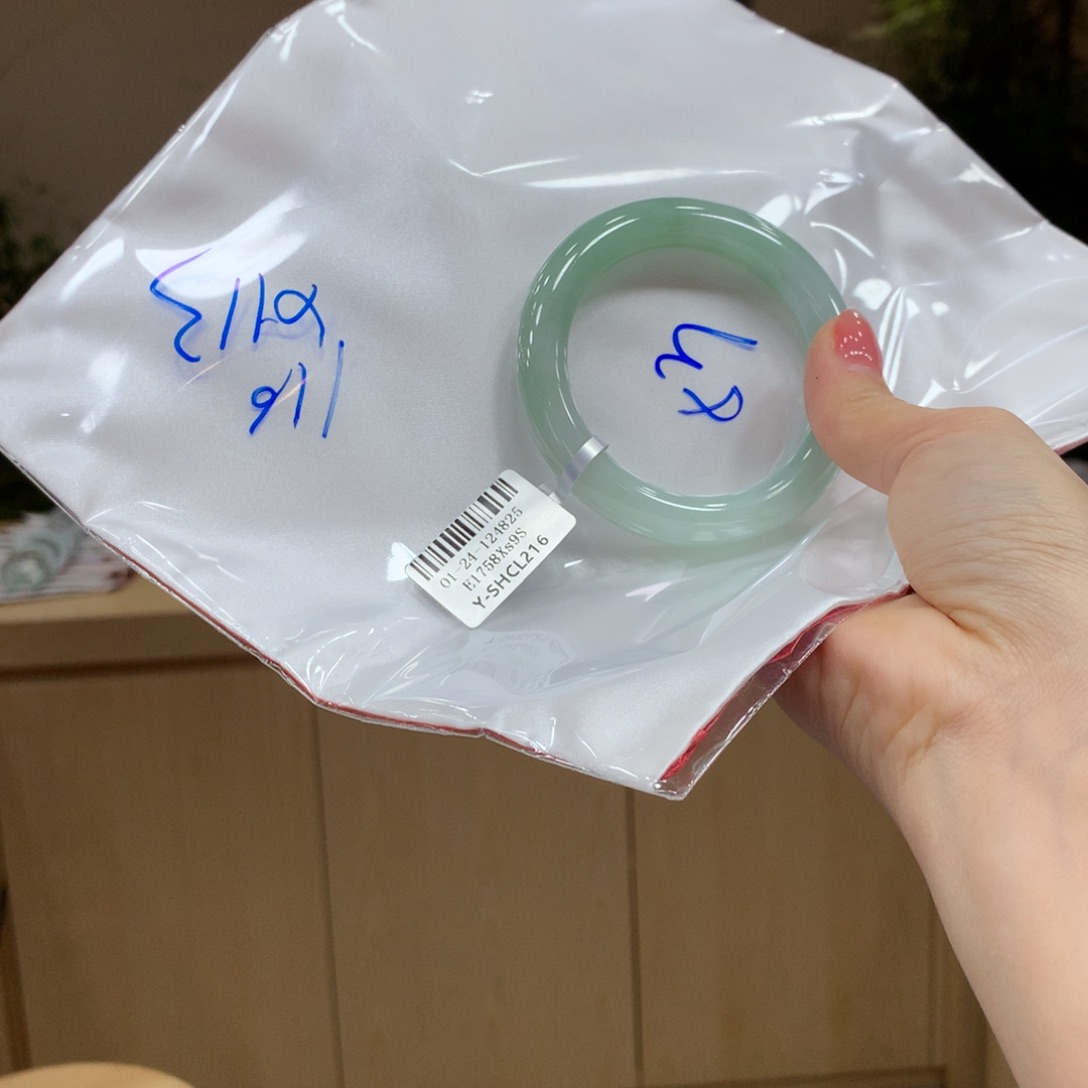 翡翠手镯未镶嵌不退不换