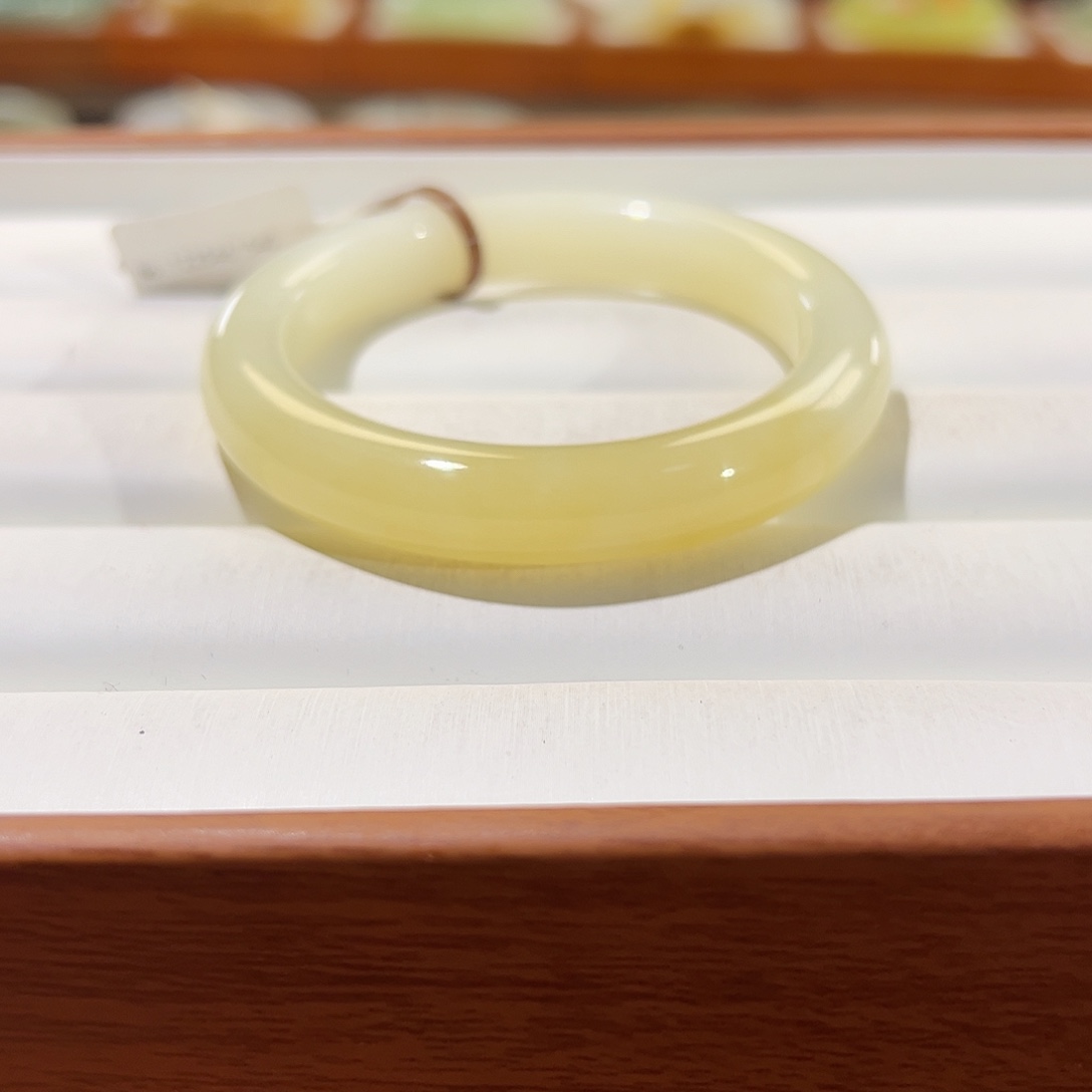 和田玉手镯未镶嵌糖白半山水