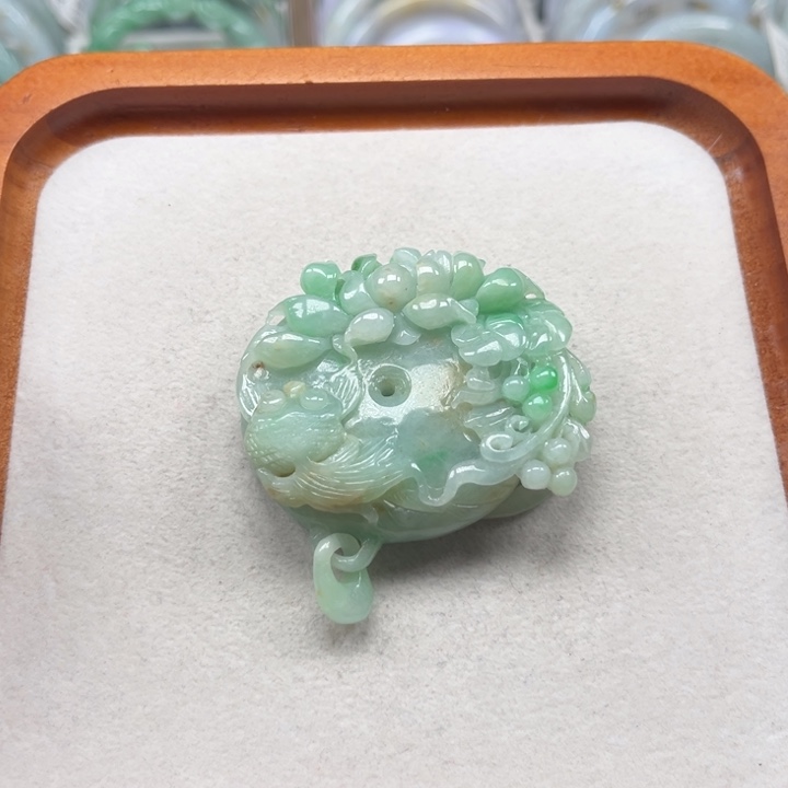 翡翠未镶嵌颈饰荷花鱼，配铁环