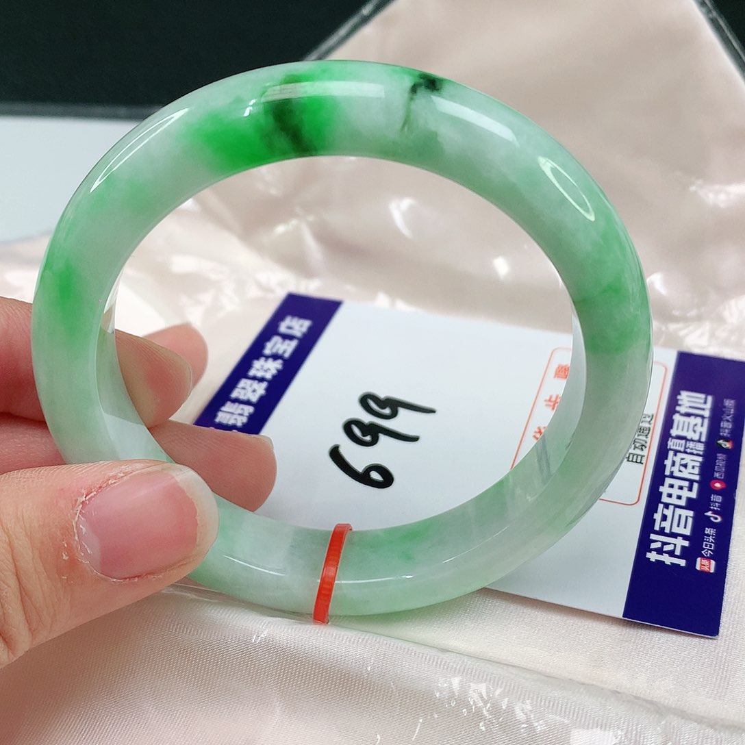 翡翠手镯未镶嵌翡翠