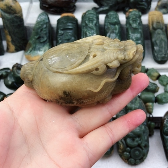未镶嵌岫岩河磨玉（透闪石质玉）把件