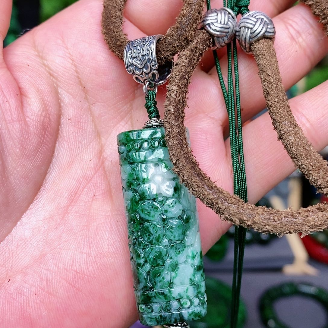 翡翠颈饰未镶嵌漂亮美眉