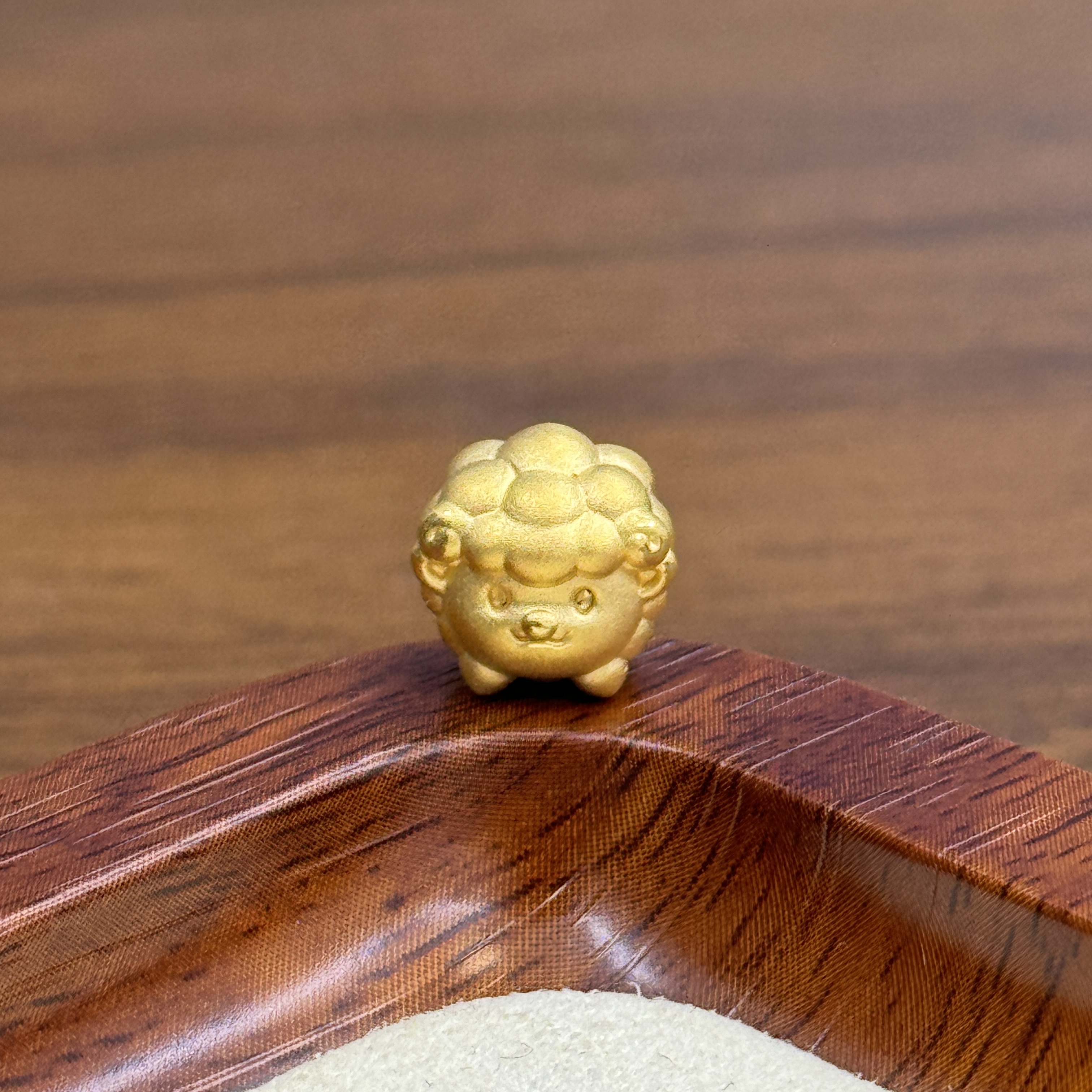 辉通黄金足金999羊生肖通孔DP2222-0980