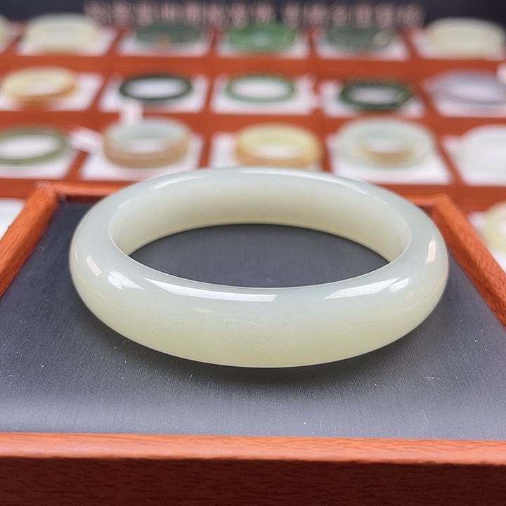 和田玉手镯未镶嵌冰胶底