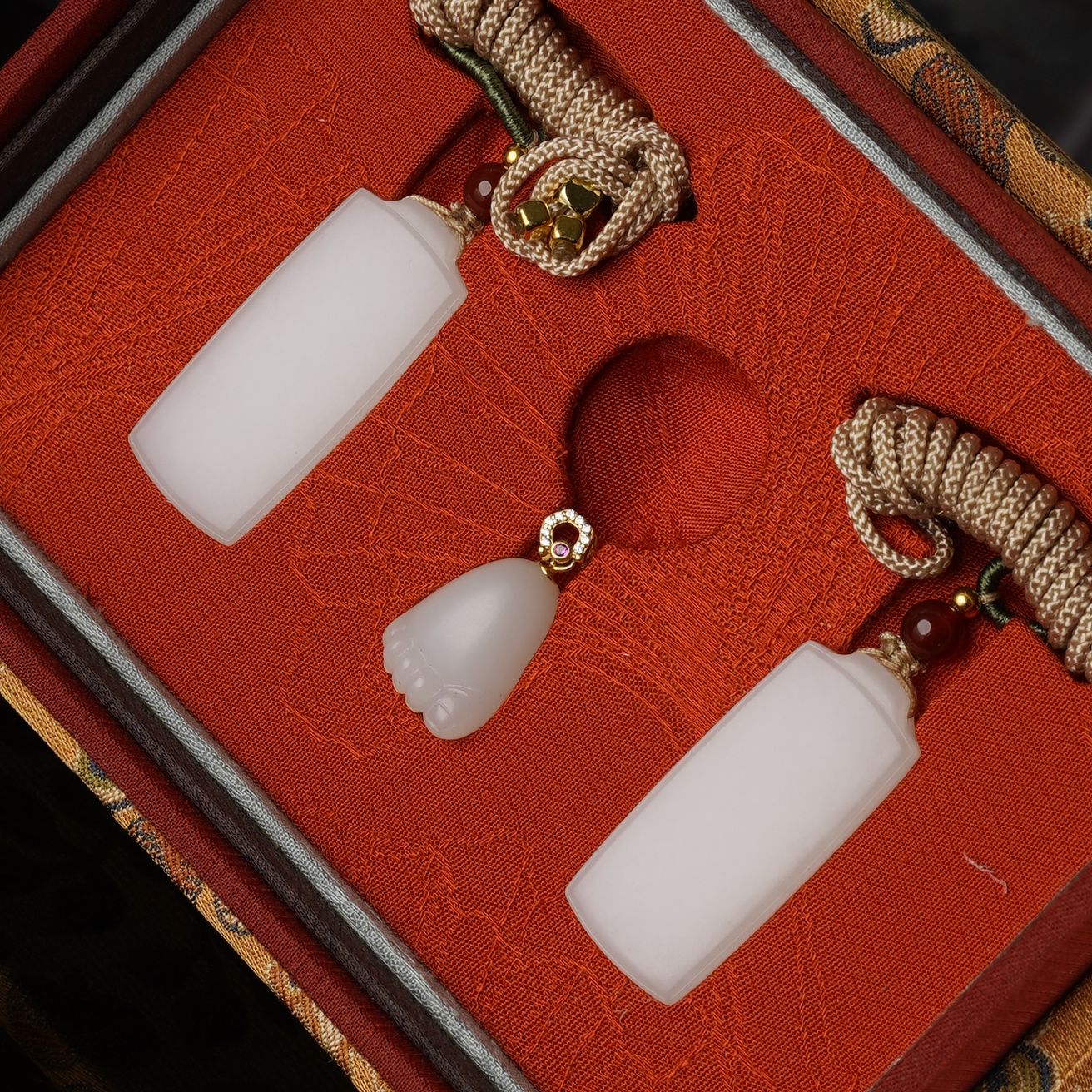 XJ12119二十世纪和田玉对牌佛脚吊坠