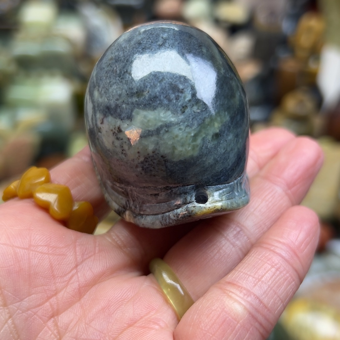 岫岩河磨玉（透闪石质玉）未镶嵌颈饰河磨玉富甲手玩有皮坑