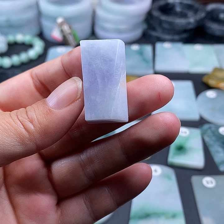 翡翠挂件未镶嵌翡翠的