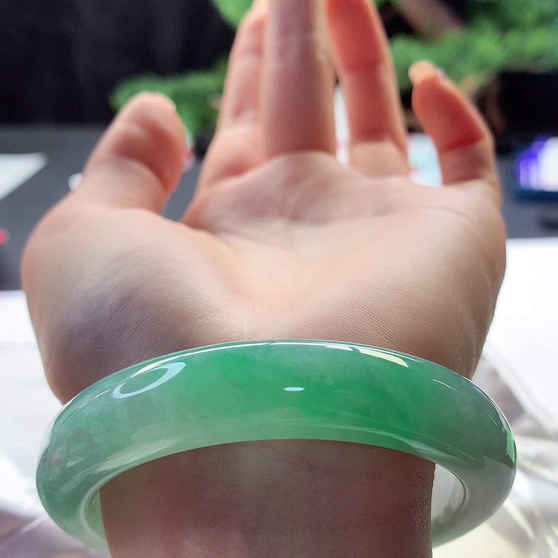 翡翠手镯未镶嵌天然翡翠56-57满色阳绿底飘绿种色兼备