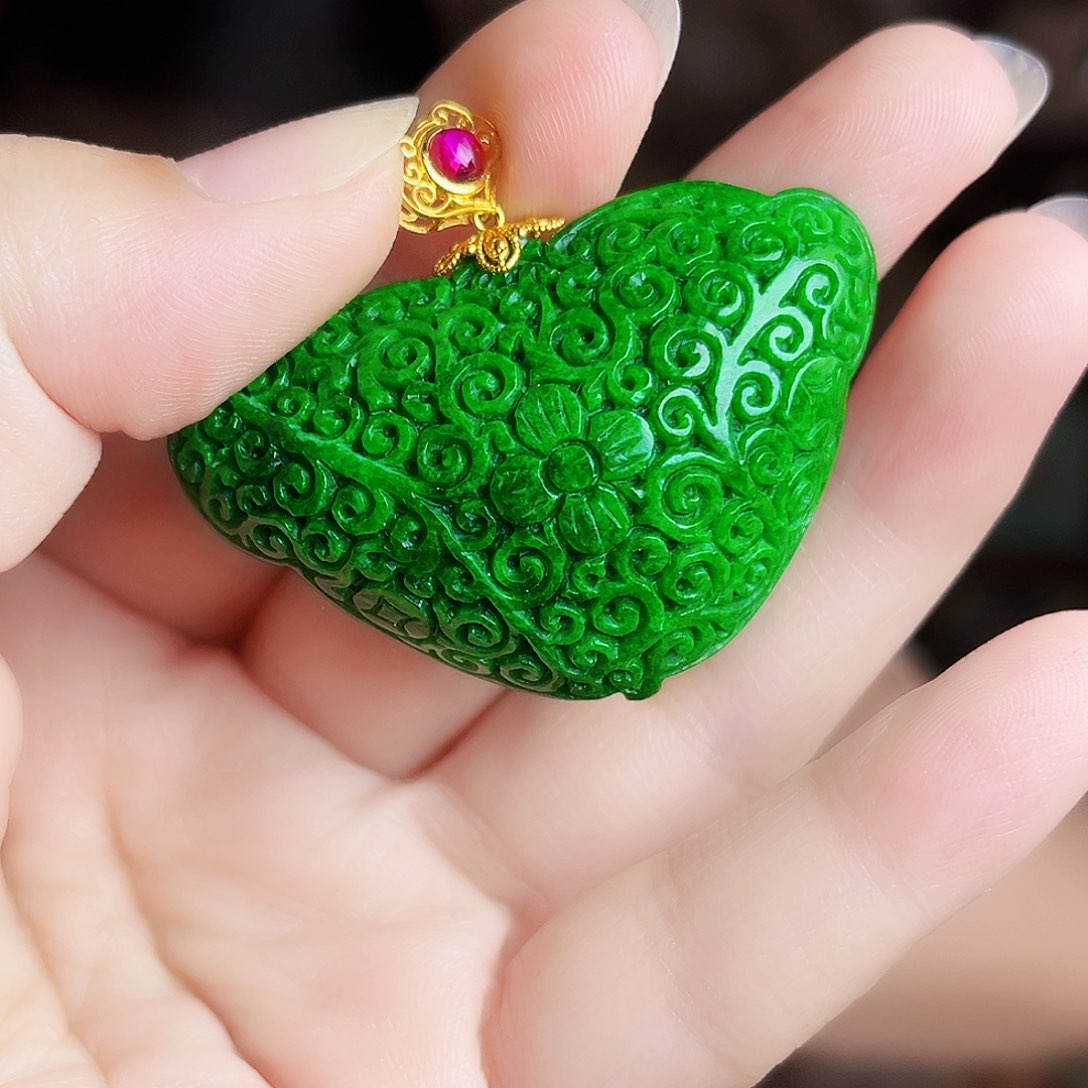 翡翠18K金镶嵌颈饰吊坠 