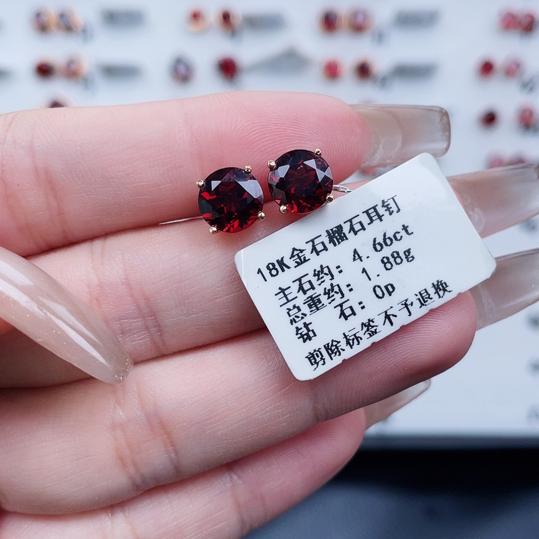 18K金镶嵌耳饰石榴石