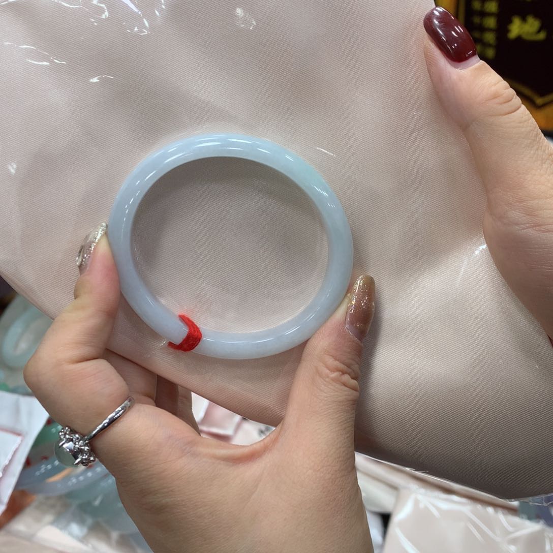 翡翠手镯未镶嵌甜****?买断