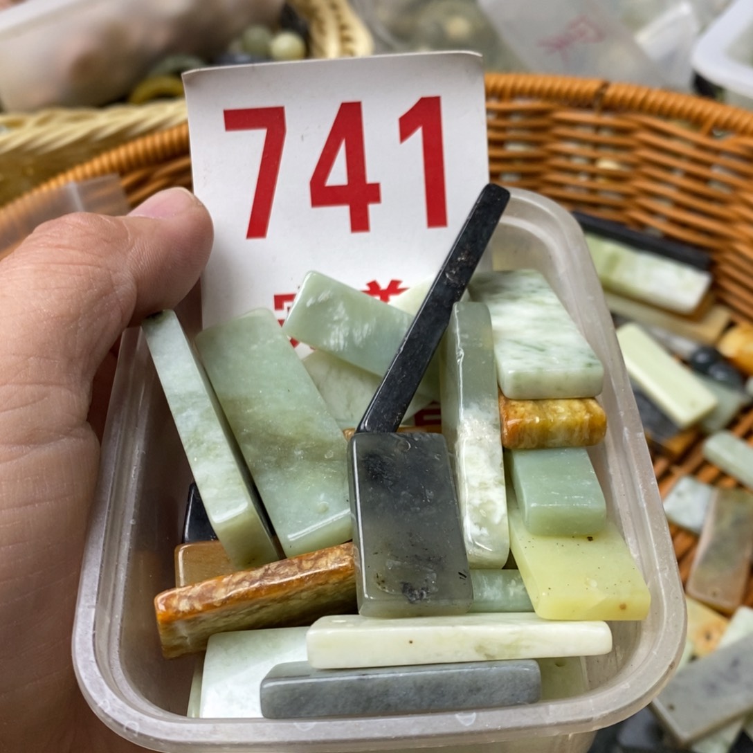 蛇纹石玉挂坠未镶嵌