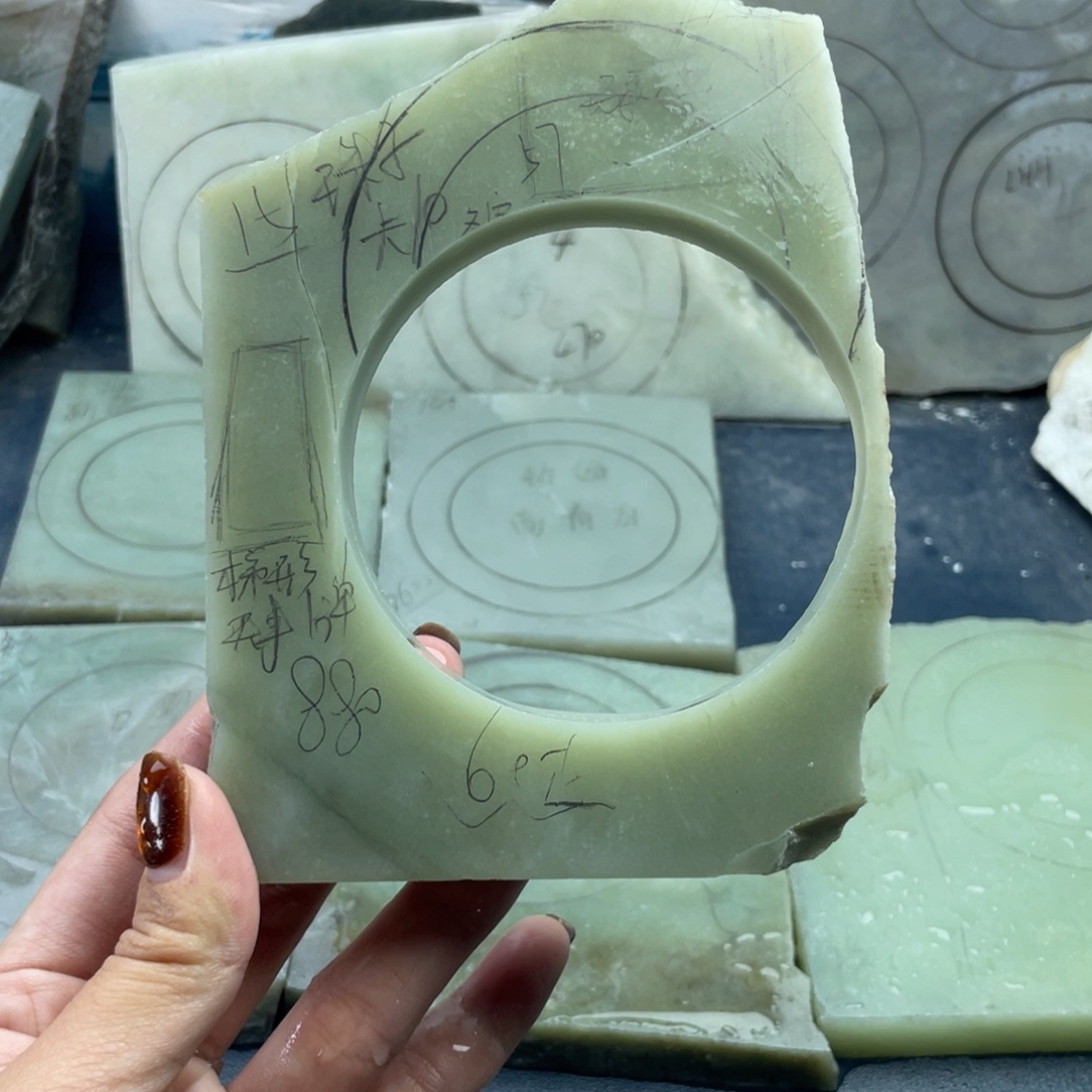 C***G和田玉未镶嵌手镯一个无事牌两个平安扣