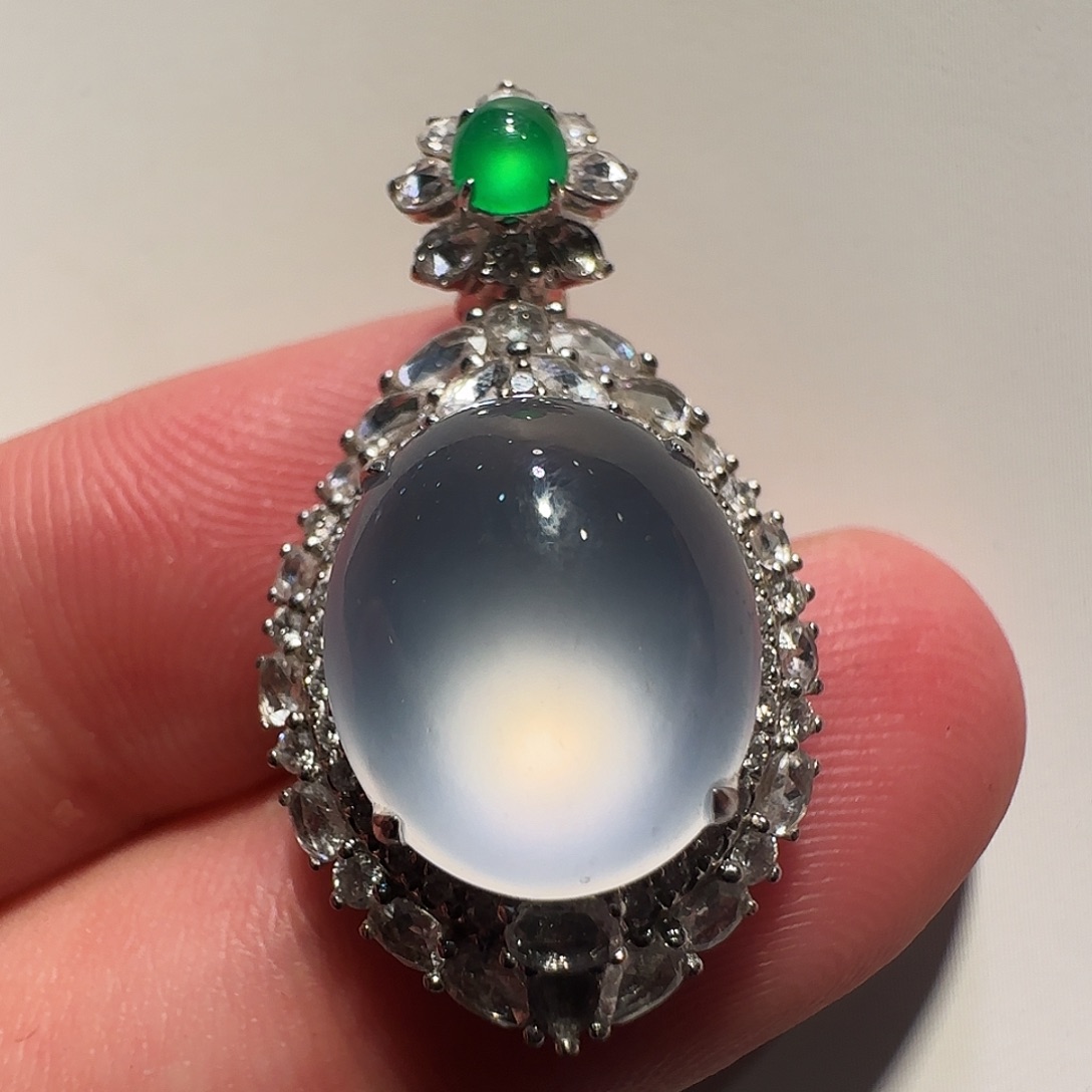 翡翠18K金镶嵌颈饰吊坠