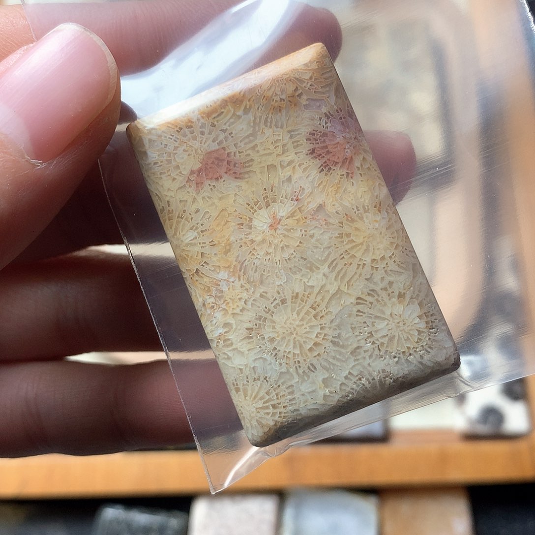 石英质玉颈饰未镶嵌珠**书