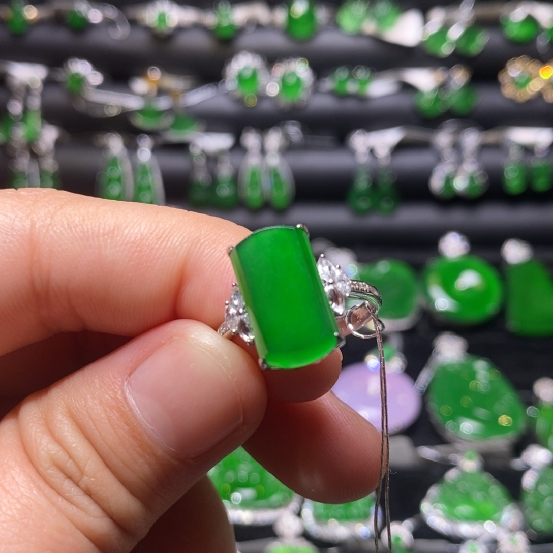 翡翠戒指18K金镶嵌天然翡翠