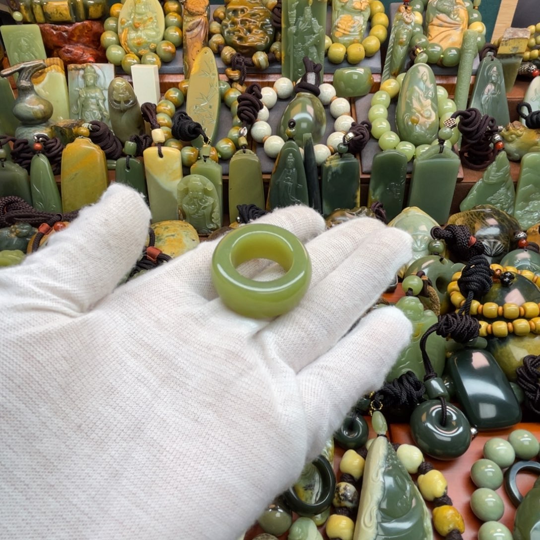 卍***卐岫岩老玉（透闪石质玉）未镶嵌戒指