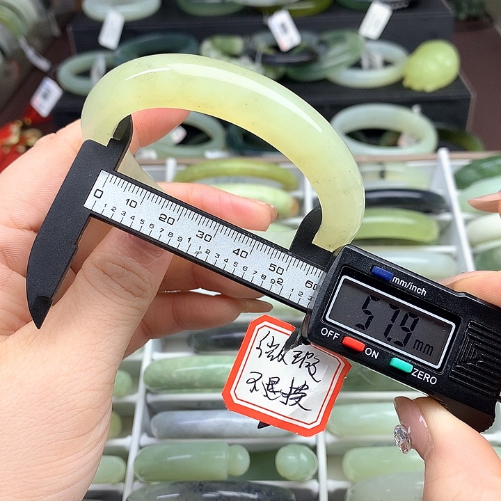 蛇纹石玉手镯未镶嵌675