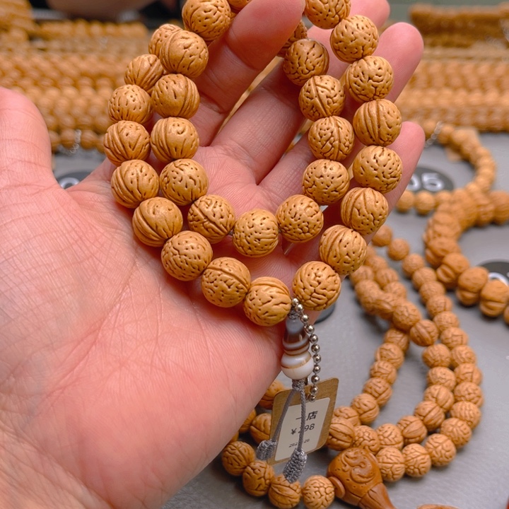 在***姐桃核吊坠桃核手持