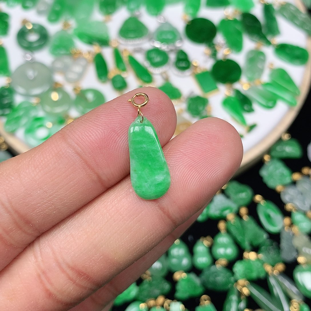 翡翠配石18K金扣头 小巧精美飘阳绿福瓜