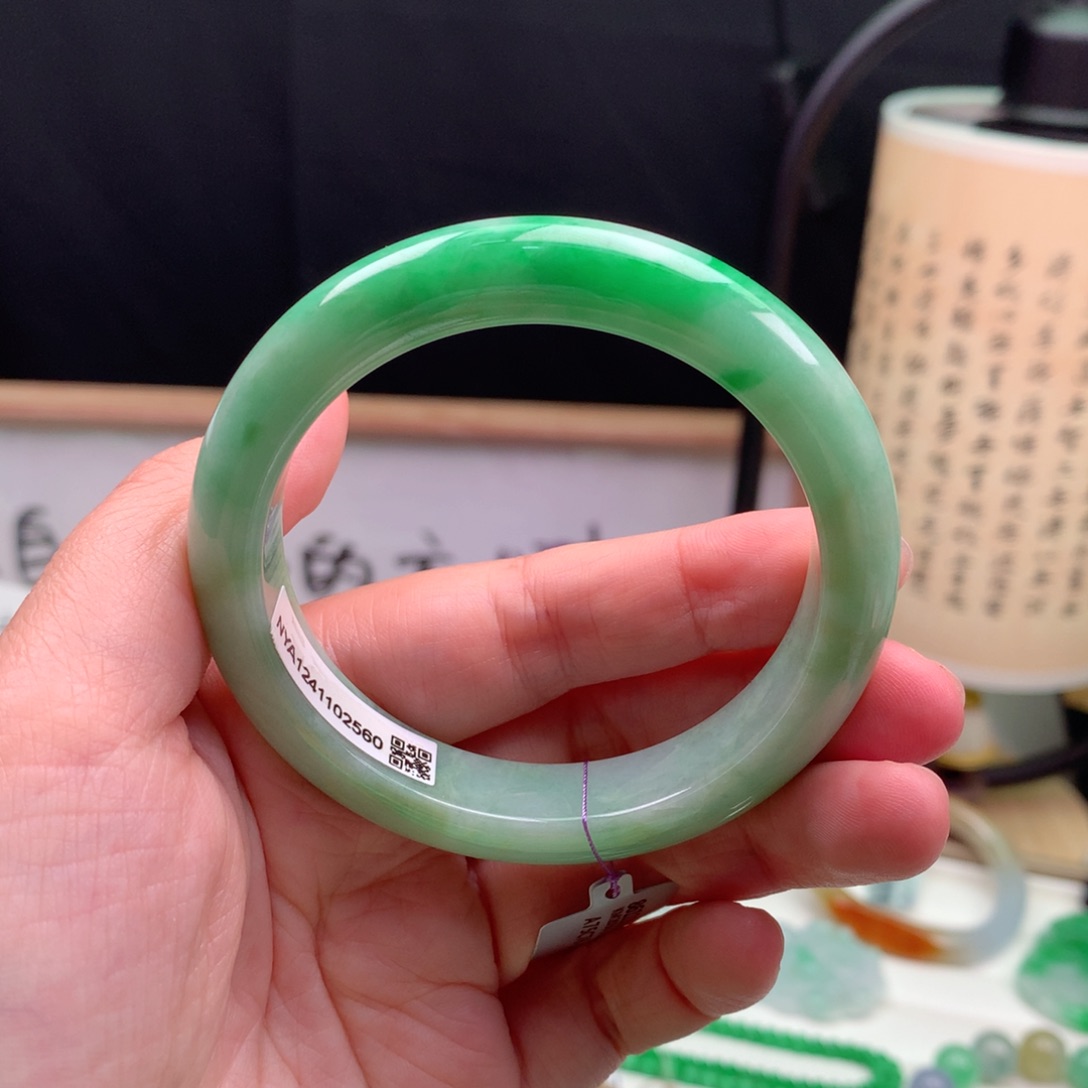 翡翠手镯未镶嵌缅甸