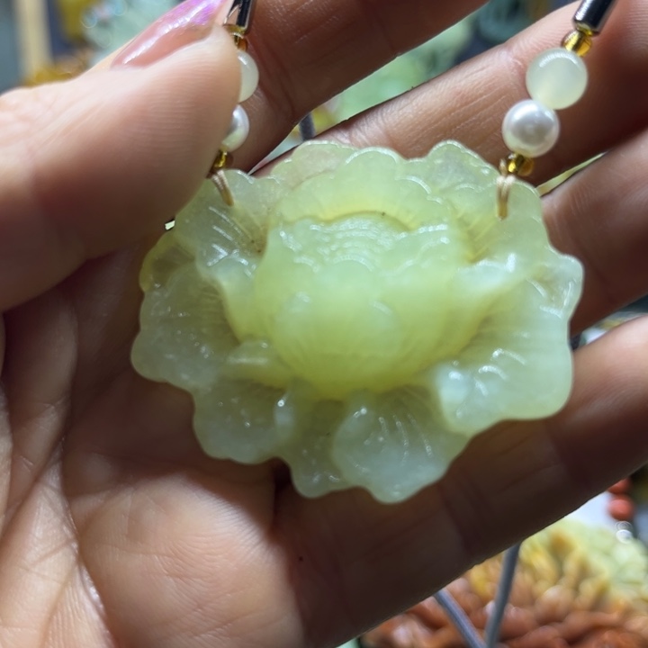 蛇纹石玉未镶嵌颈饰
