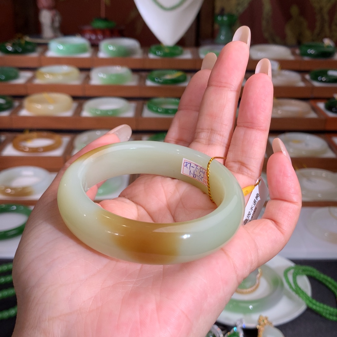 和田玉未镶嵌手镯新疆且末糖，油膏料