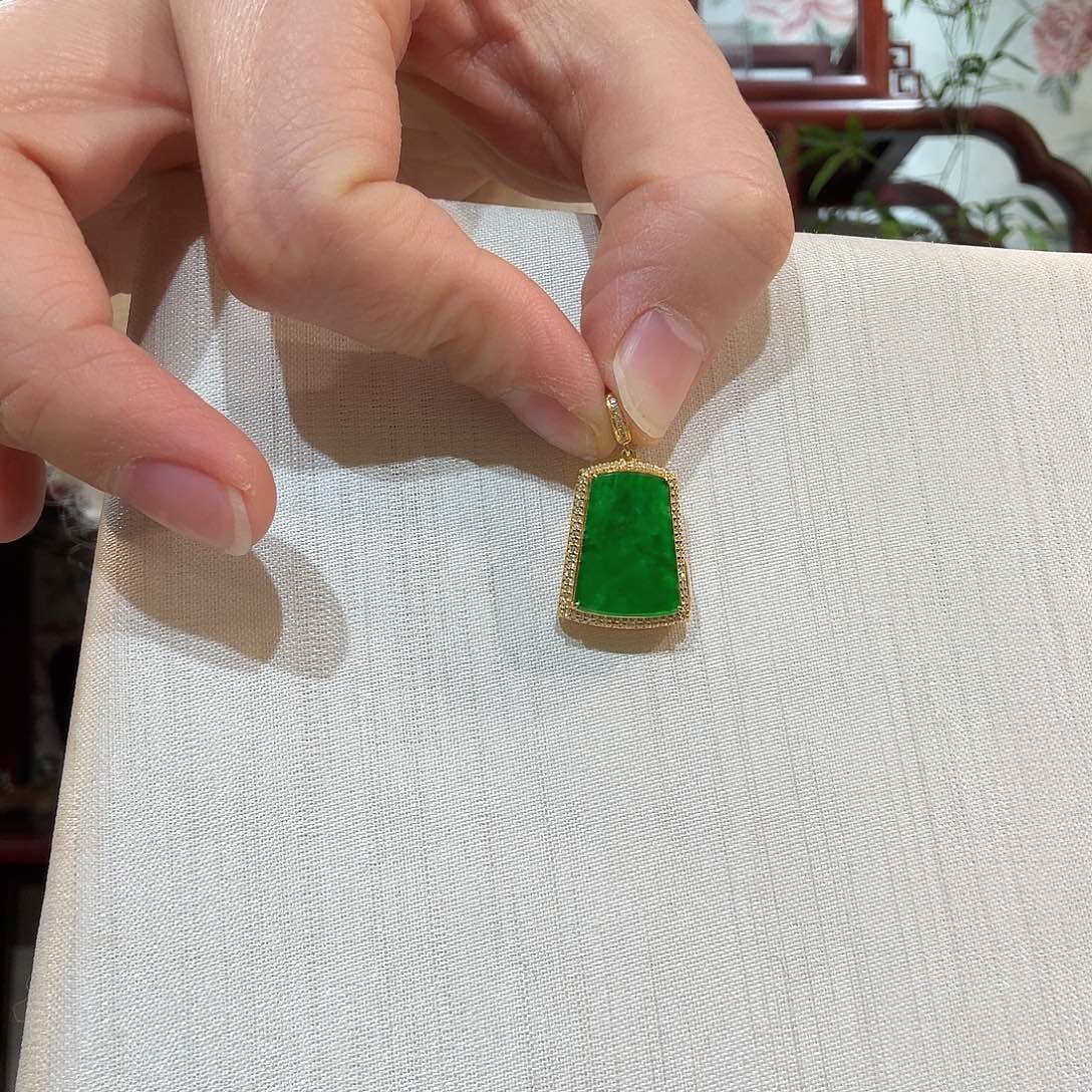 用***1翡翠18K金镶嵌颈饰颈饰
