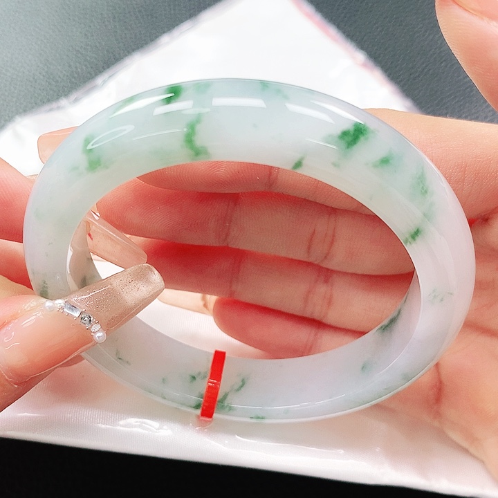 翡翠手镯未镶嵌55圈