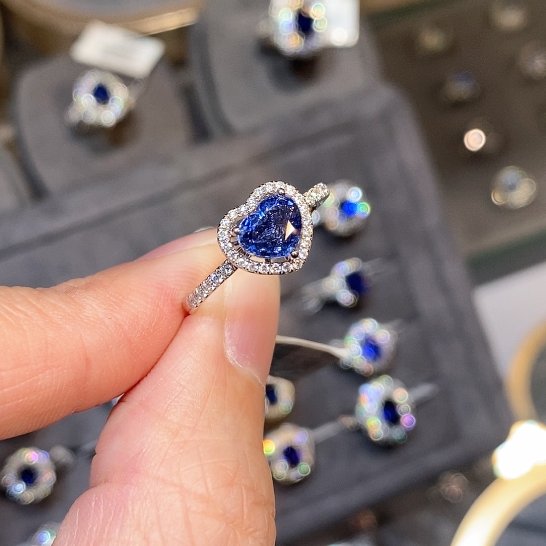 蓝宝石戒指18K金镶嵌1.0ct