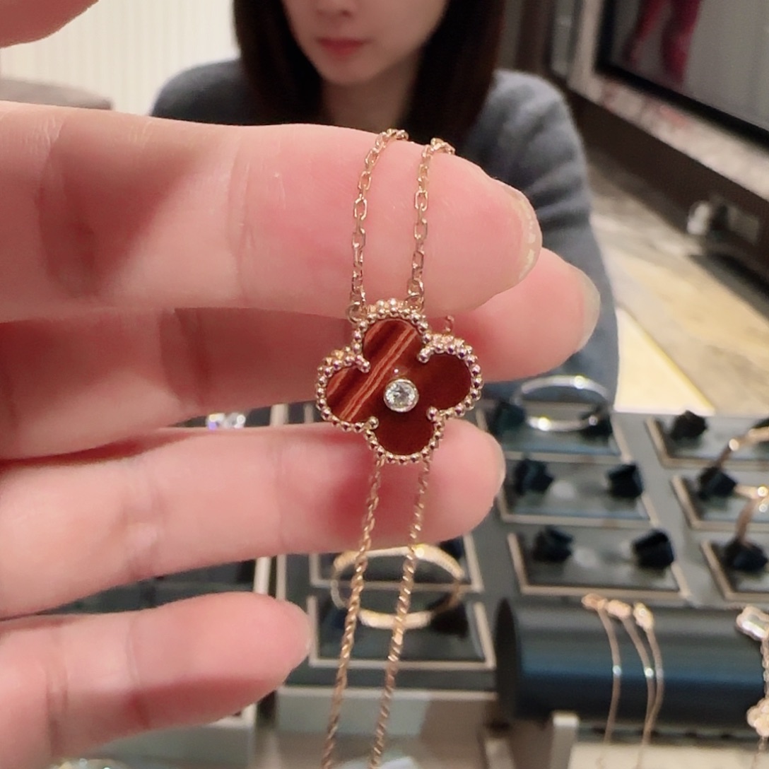 钻石颈饰18K金镶嵌四叶草一钻项链