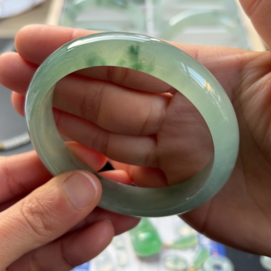 翡翠手镯未镶嵌手镯