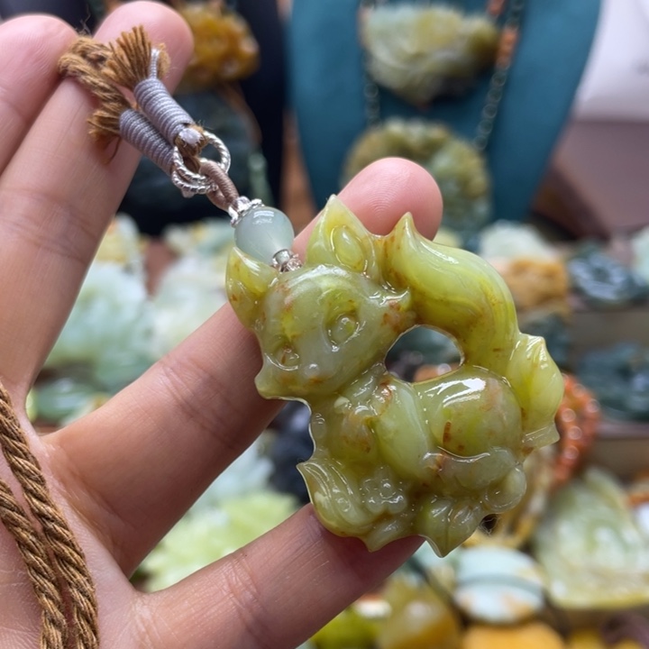 蛇纹石玉未镶嵌颈饰